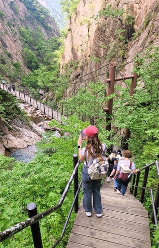 Person im Seoraksan National Park bei einer Wanderung während des Adventure Trips in Südkorea mit AIFS