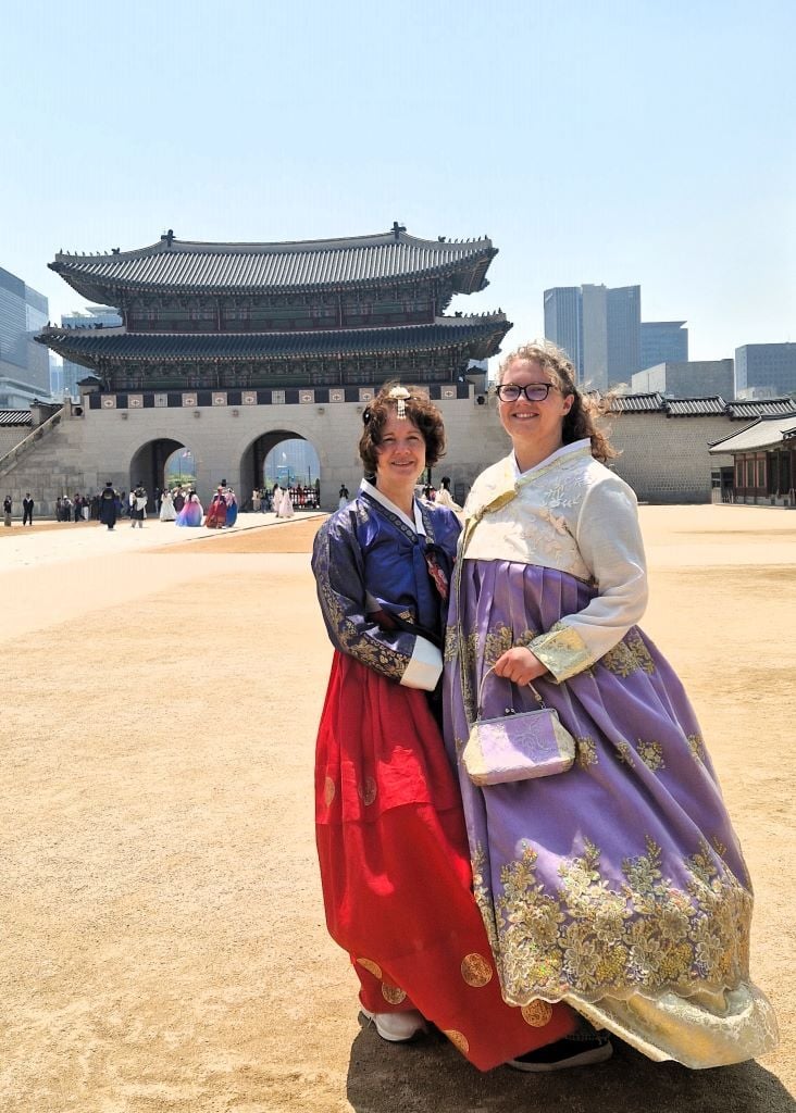 Teilnehmende im Hanbok vorm Palast in Seoul beim Abenteuerurlaub in Südkorea mit AIFS