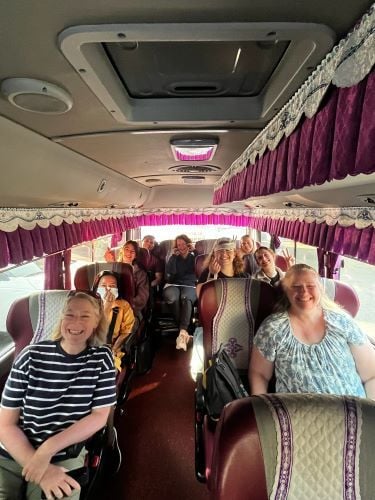 Gruppe im Bus bei der Rundreise durch Südkorea mit AIFS