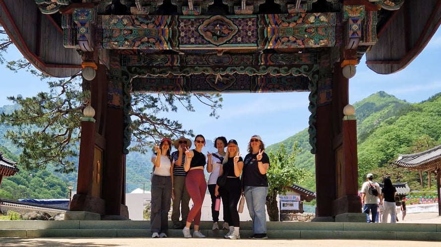 Gruppenfoto im Seoraksan National Park bei der Abenteuerreise in Südkorea mit AIFS
