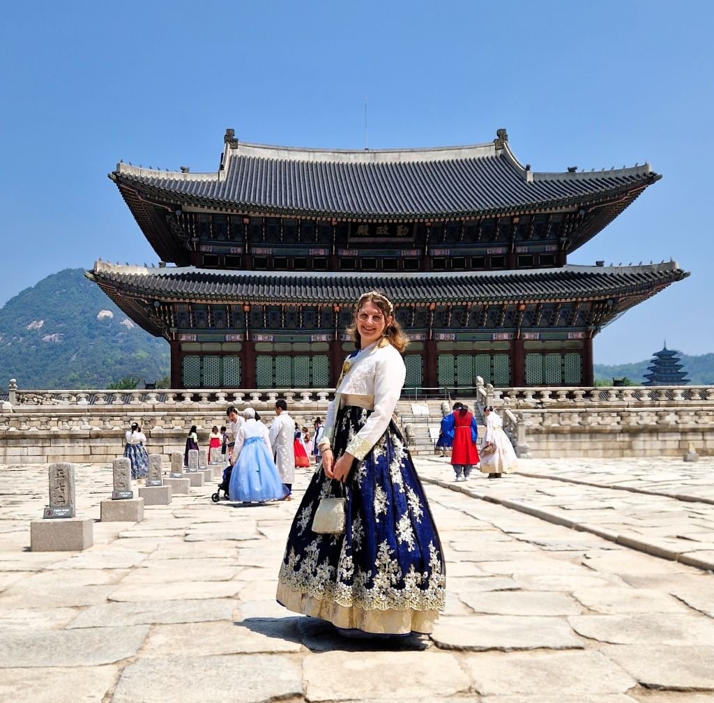 Jana im Hanbok vorm Palast in Seoul bei der Rundreise durch Südkorea mit AIFS
