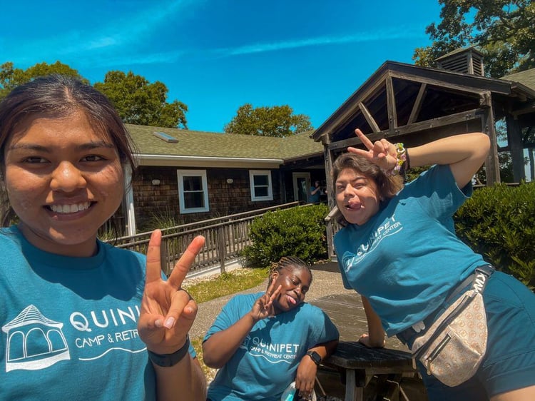 Drei Counselor im amerikanischen Sommercamp Quinipet