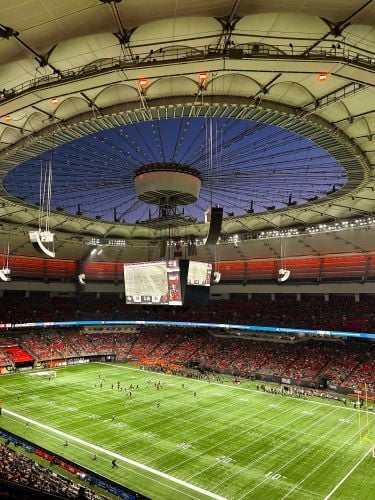 Jeanne besucht ein Footballspiel bei der Freiwilligenarbeit in Kanada mit AIFS