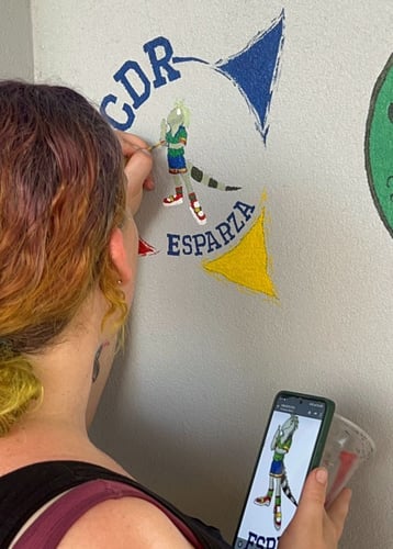 Volunteer bemalt eine Wand beim Freiwilligenprojekt Renovation & Construction in Costa Rica mit AIFS