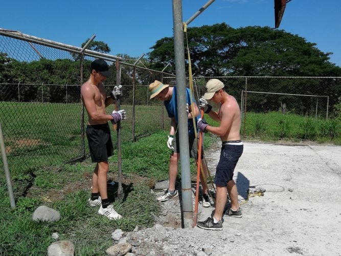 Personen beim Aufbau beim Freiwilligenprojekt Renovation & Construction in Costa Rica mit AIFS