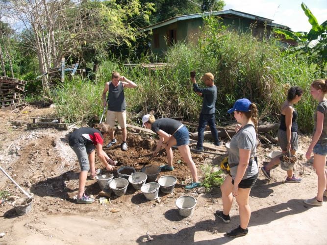 Volunteers beim Graben beim Freiwilligenprojekt Renovation & Construction in Costa Rica mit AIFS