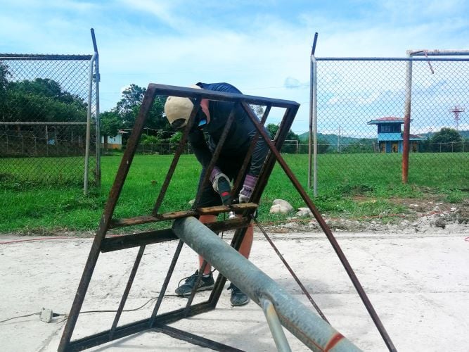 Volunteer repariert etwas beim Freiwilligenprojekt Renovation & Construction in Costa Rica mit AIFS