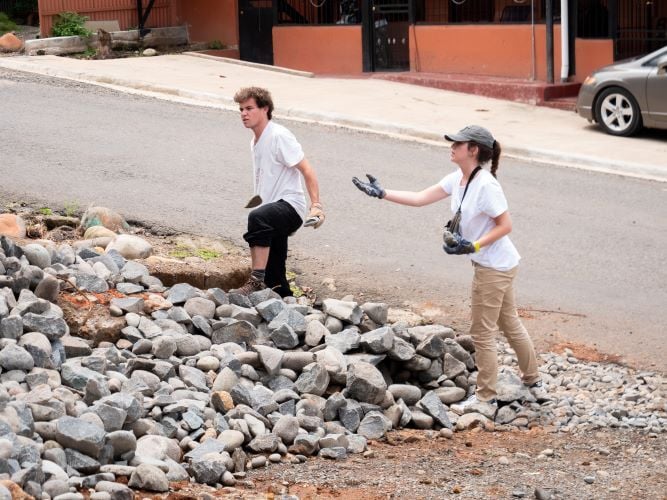 Personen beim Graben beim Freiwilligenprojekt Renovation & Construction in Costa Rica mit AIFS