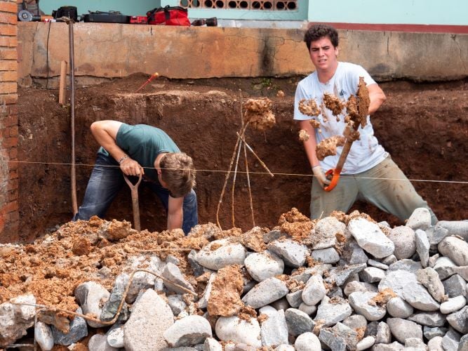 Personen beim Graben beim Freiwilligenprojekt Renovation & Construction in Costa Rica mit AIFS