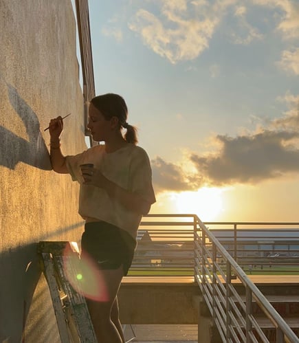 Person beim Malen im Sonnenuntergang beim Renovation and Construction Freiwilligenprojekt in Costa Rica mit AIFS