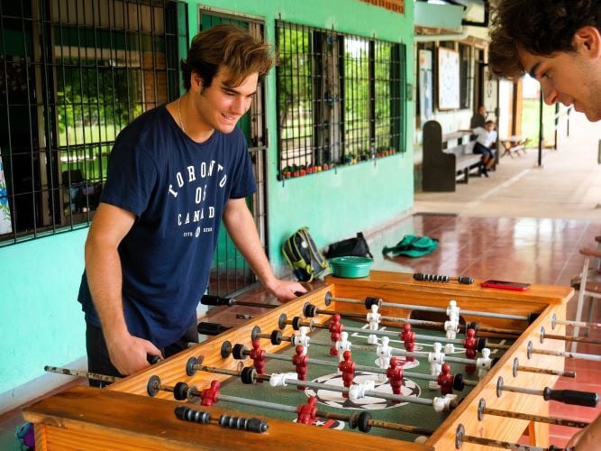 Volunteers beim Kickern beim Freiwilligenprojekt Teaching in Südkorea mit AIFS