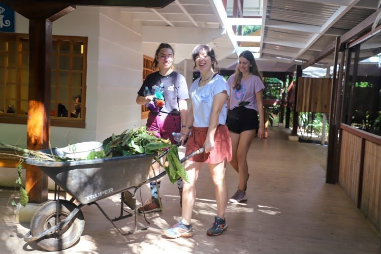 Volunteers mit Schubkarre beim Freiwilligenprojekt Wildlife Rescue in Costa Rica mit AIFS