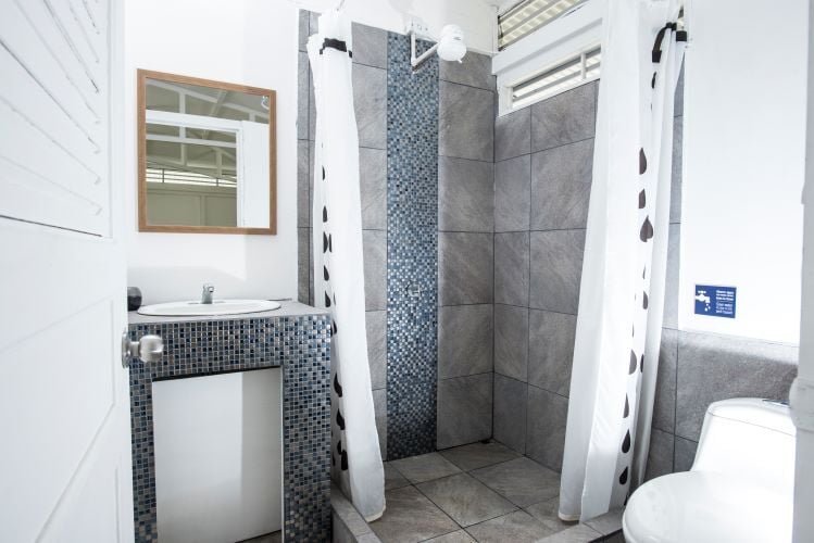 Badezimmer beim Freiwilligenprojekt Wildlife Rescue in Costa Rica mit AIFS