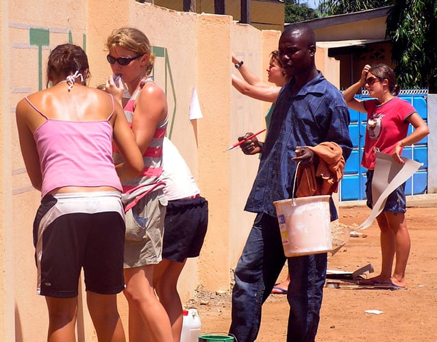 Personen beim Renovation & Construction Freiwilligenprojekt in Ghana mit AIFS