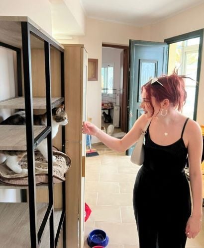 Volunteer mit Katze beim Freiwilligenprojekt Animal Care in Griechenland