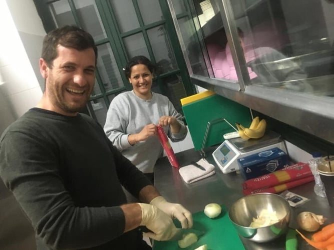 Volunteers arbeiten in der Küche beim Freiwilligenprojekt Food Rescue in Griechenland