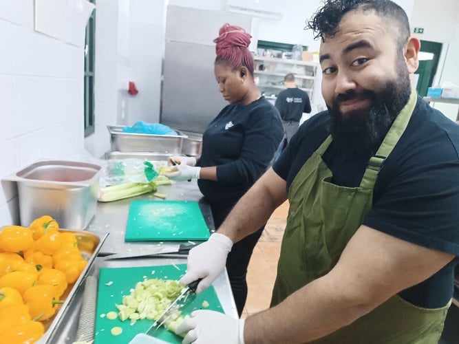 Volunteers am Kochen beim Freiwilligenprojekt Food Rescue in Griechenland