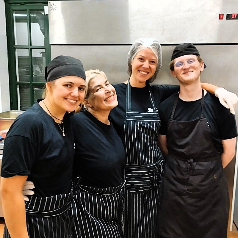 Volunteers in der Küche beim Freiwilligenprojekt Food Rescue in Griechenland