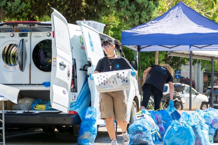 Volunteer beim Wäsche waschen beim Freiwilligenprojekt Homeless Support in Griechenland mit AIFS