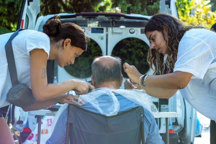 Volunteers schneiden Haare beim Freiwilligenprojekt Homeless Support in Griechenland mit AIFS