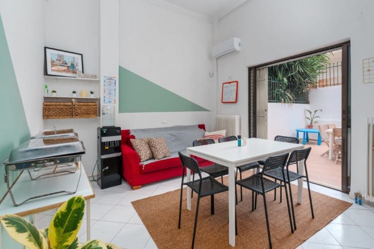 Esszimmer der Volunteerunterkunft in Athen beim Freiwilligenprojekt in Griechenland mit AIFS