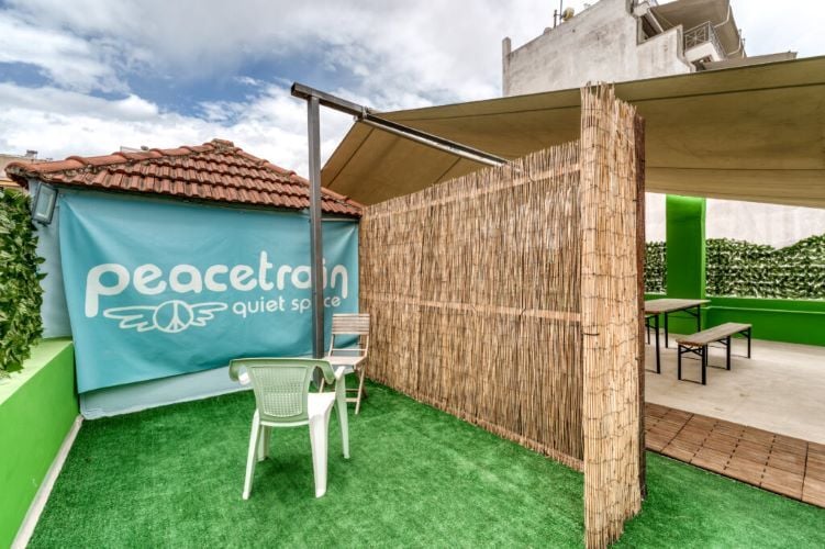 Terrasse der Volunteerunterkunft in Athen beim Freiwilligenprojekt in Griechenland mit AIFS
