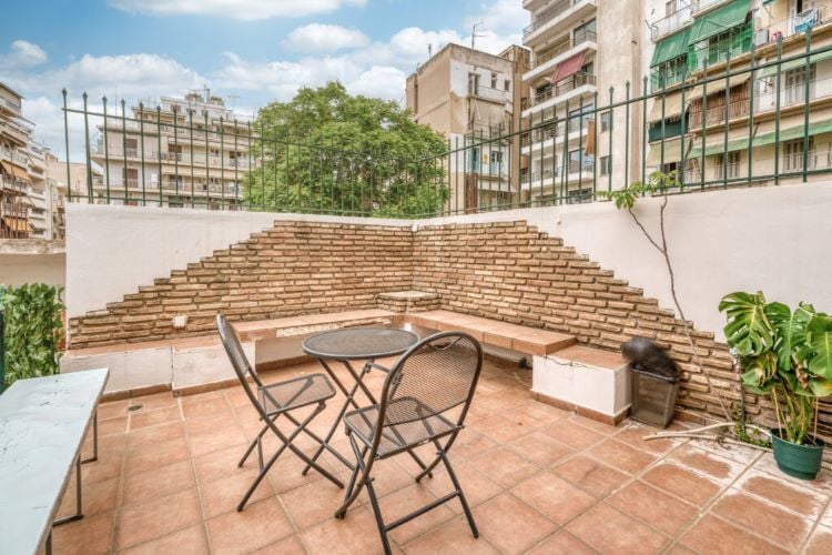 Terrasse mit Stühlen der Volunteerunterkunft in Athen beim Freiwilligenprojekt in Griechenland mit AIFS
