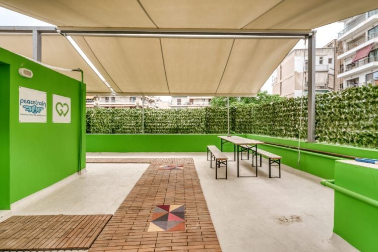 Terrasse der Volunteerunterkunft in Athen beim Freiwilligenprojekt mit AIFS