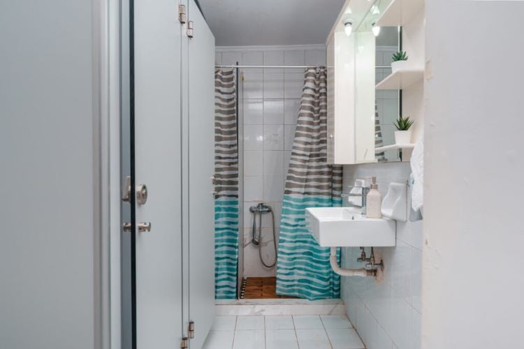 Badezimmer der Volunteerunterkunft in Athen beim Freiwilligenprojekt in Griechenland mit AIFS