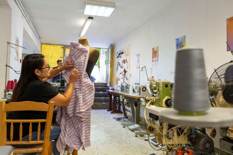 Person am Nähen beim Freiwilligenprojekt Ethical Fashion in Griechenland mit AIFS