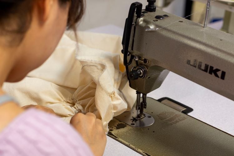 Volunteer am Nähen beim Freiwilligenprojekt Ethical Fashion in Griechenland mit AIFS