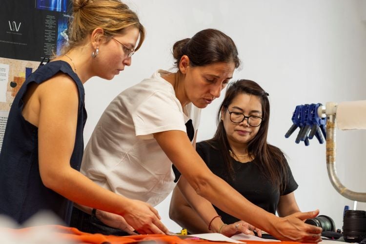 Volunteers am Schneidern beim Freiwilligenprojekt Ethical Fashion in Griechenland mit AIFS