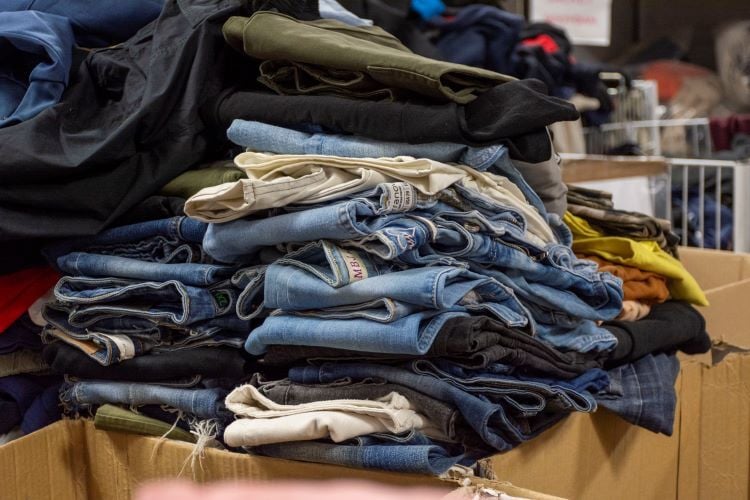 Kleiderberg beim Freiwilligenprojekt Ethical Fashion in Griechenland mit AIFS