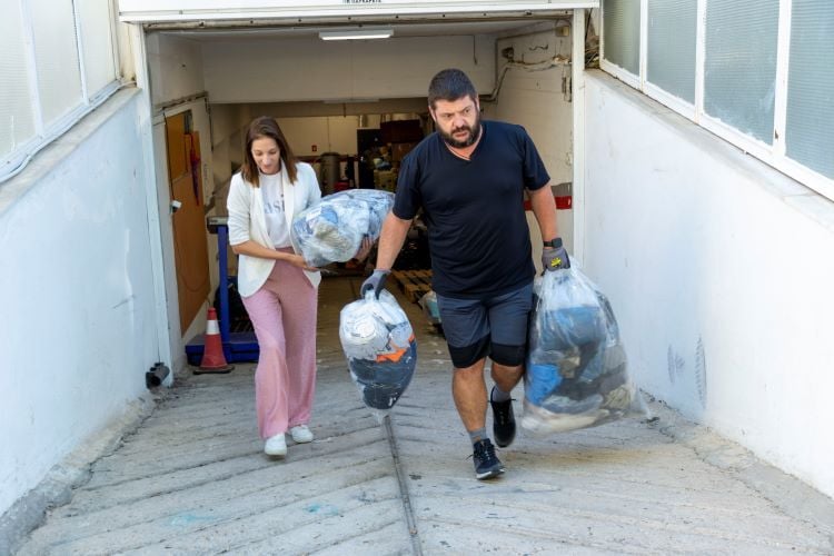 Kleidung verteilen beim Freiwilligenprojekt Ethical Fashion in Griechenland mit AIFS