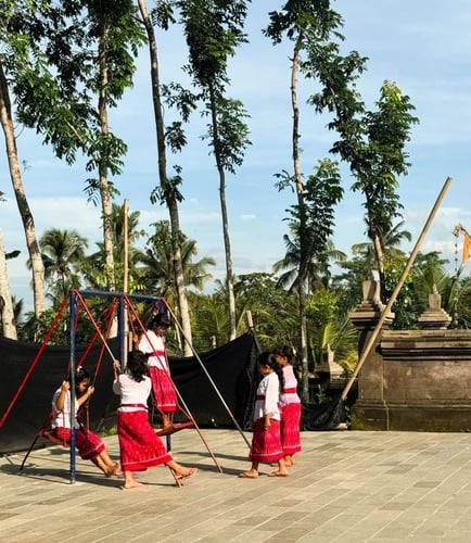 Kinder auf dem Schulhof beim Freiwilligenprojekt Teaching in Bali mit AIFS