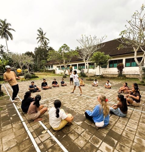 Draußen spielen beim Freiwilligenprojekt Teaching in Bali mit AIFS