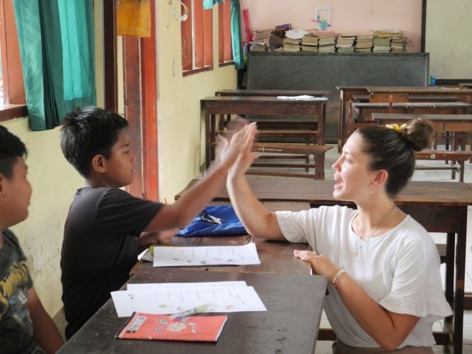 Lehrkraft und Schüler beim Freiwilligenprojekt Teaching in Bali mit AIFS