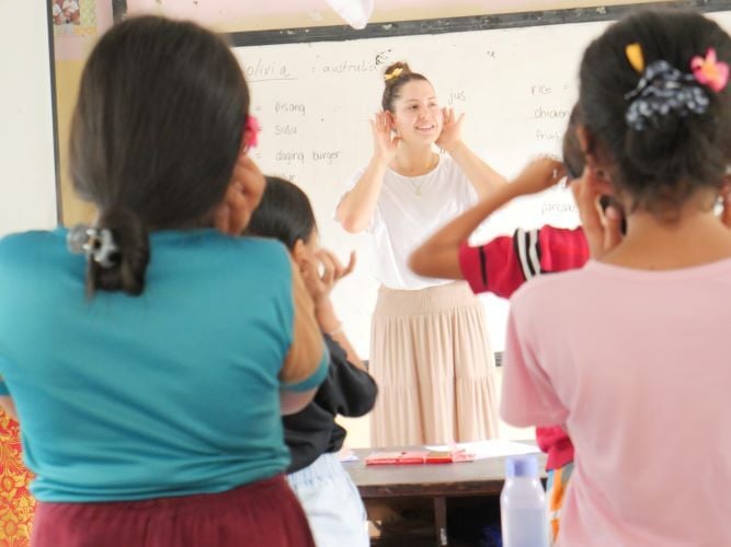 Lehrkraft beim Unterricht beim Freiwilligenprojekt Teaching in Bali mit AIFS