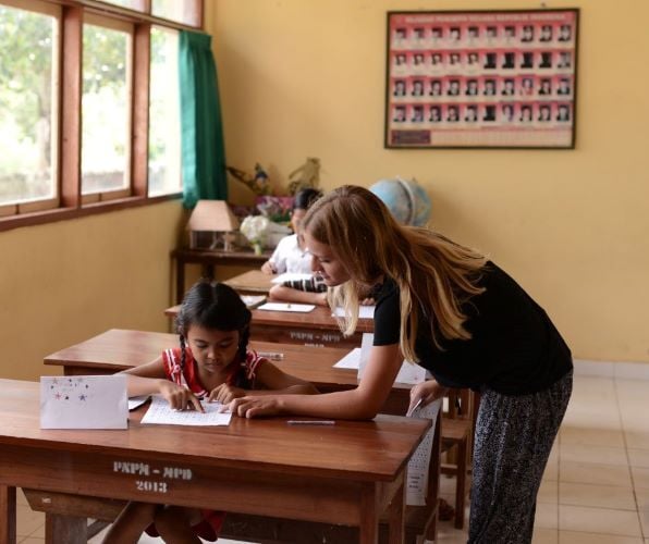 Lehrkraft und Schülerin beim Freiwilligenprojekt Teaching in Bali mit AIFS