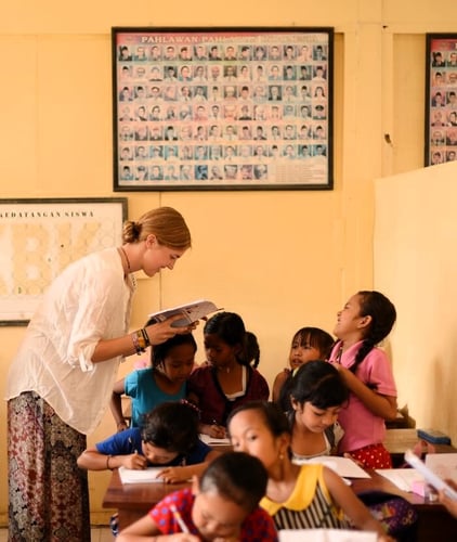 Lehrkraft unterrichtet beim Freiwilligenprojekt Teaching in Bali mit AIFS