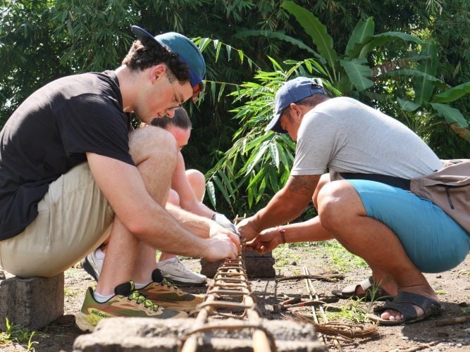 Personen beim arbeiten im Freiwilligenprojekt Renovation in Construction in Bali mit AIFS