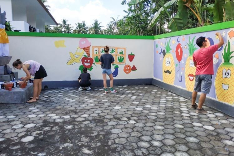 Volunteers bemalen Mauern im Freiwilligenprojekt Renovation in Construction in Bali mit AIFS