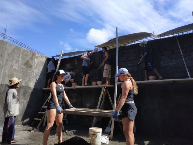 Personen beim Bauen im Freiwilligenprojekt Renovation in Construction in Bali mit AIFS