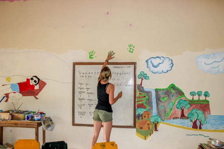 Volunteer verschönert Klassenraum im Freiwilligenprojekt Renovation in Construction in Bali mit AIFS