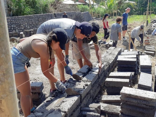Volunteers bauen Mauer im Freiwilligenprojekt Renovation in Construction in Bali mit AIFS