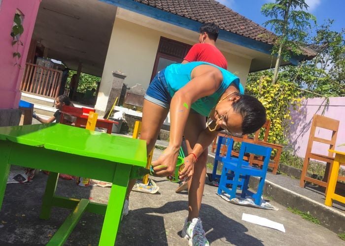 Volunteer beim Streichen im Freiwilligenprojekt Renovation in Construction in Bali mit AIFS