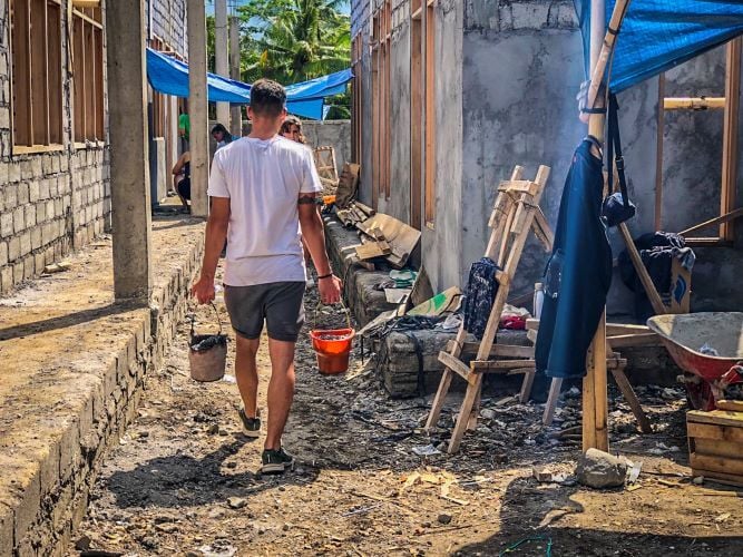 Volunteers bauen im Freiwilligenprojekt Renovation in Construction in Bali mit AIFS
