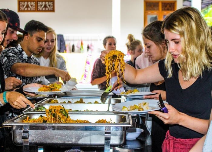 Buffet in der Unterkunft bei der Freiwilligenarbeit in Bali mit AIFS