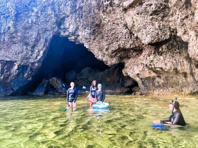 Personen im Meer beim Freiwilligenprojekt Sea Turtle Conservation in Japan mit AIFS