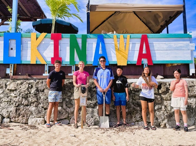 Personen am Strand beim Freiwilligenprojekt Sea Turtle Conservation in Okinawa mit AIFS